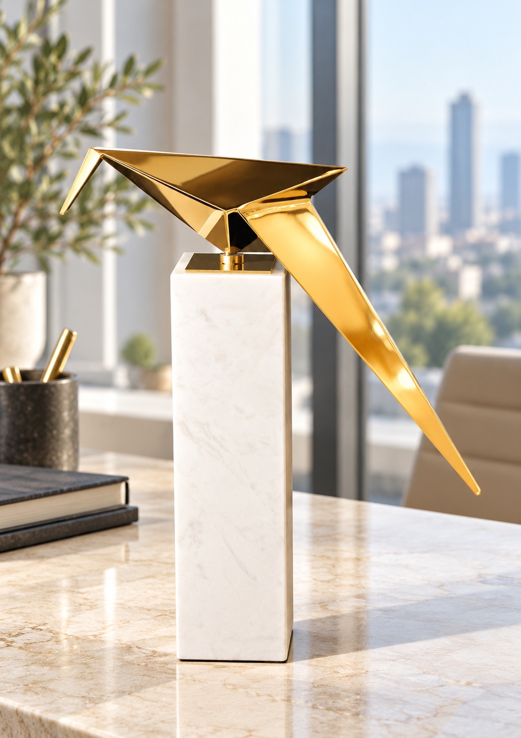 Sculpture oiseau origami doré sur socle blanc - vue 3