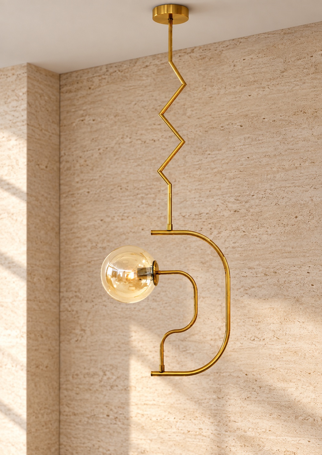Suspension sculpturale dorée à globe ambré - vue 4