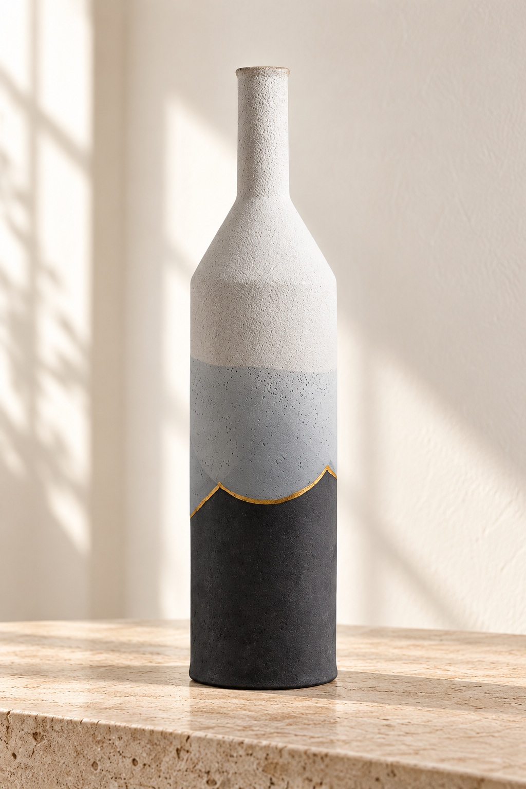 Vase bouteille élancé à liseré doré - vue 4