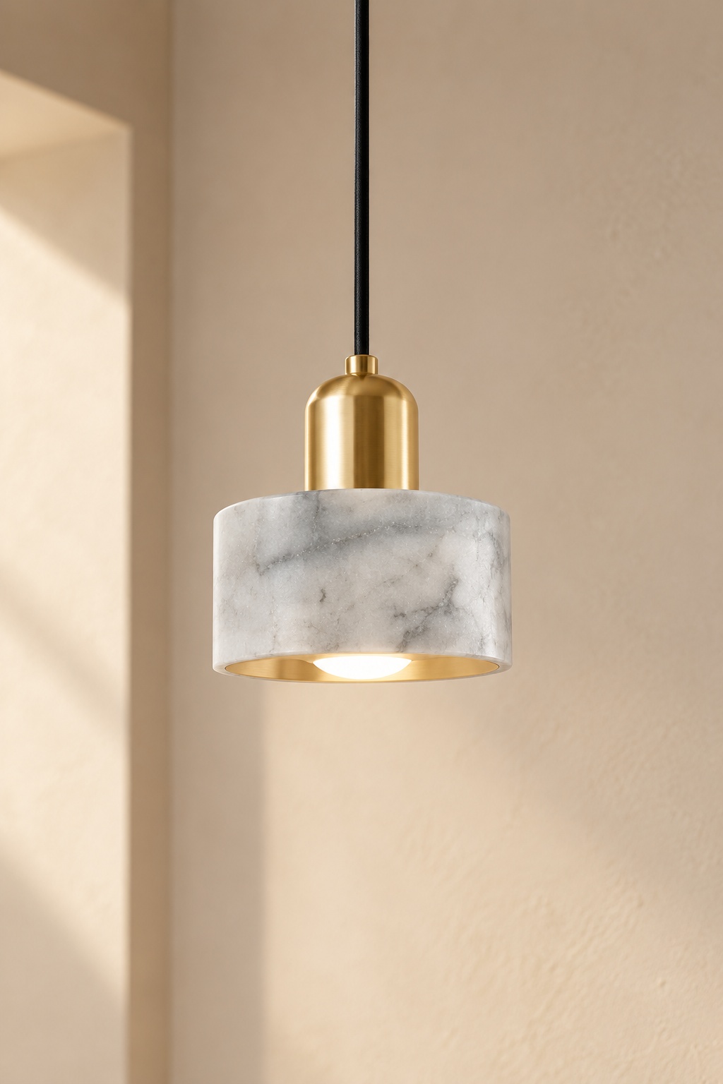 Suspension cylindrique effet marbre blanc et doré - vue 5