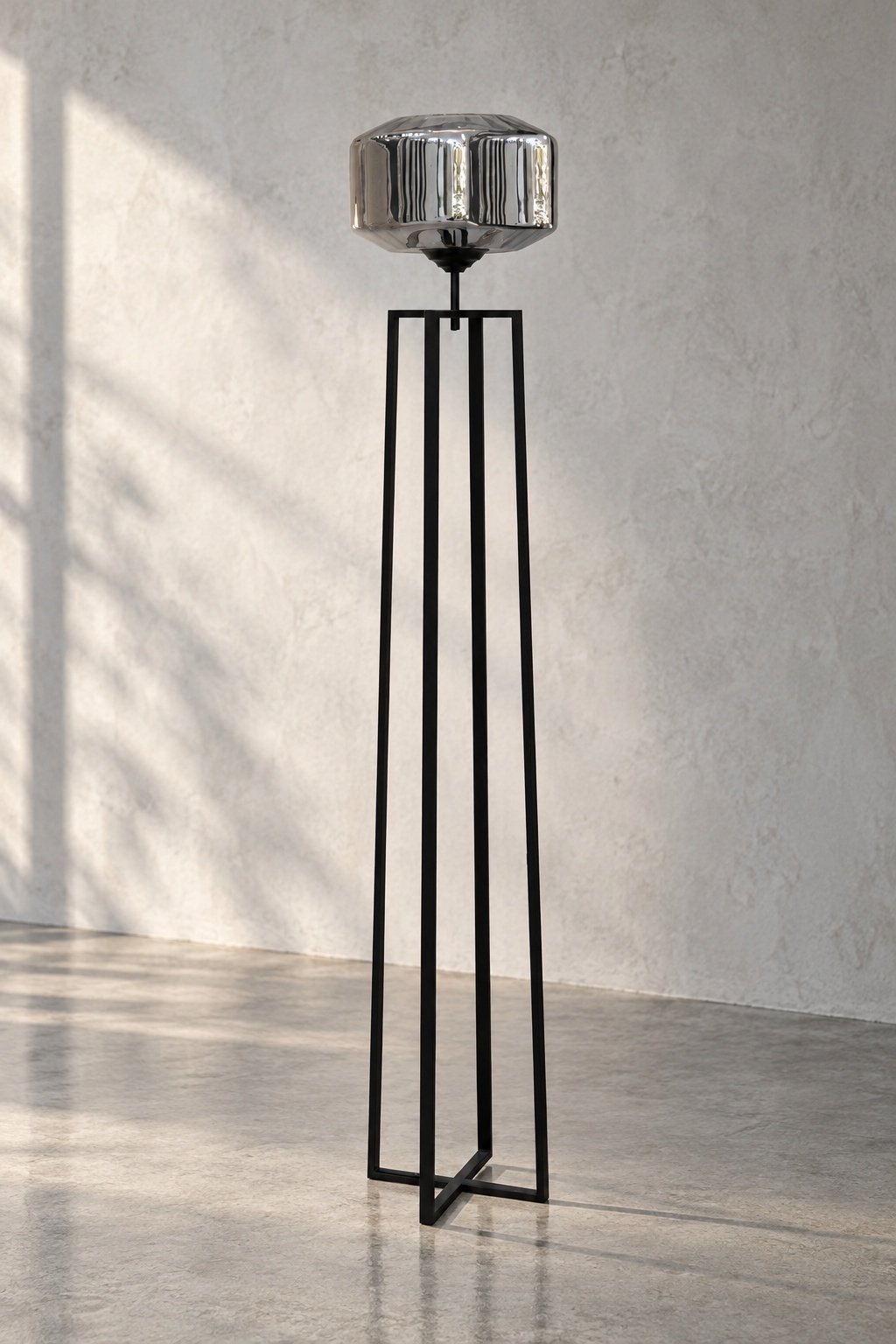 Lampadaire noir géométrique à abat-jour fumé - vue 3