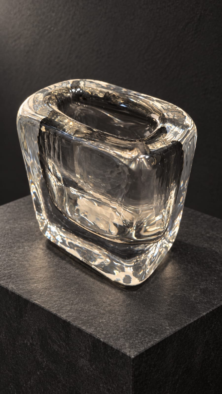 Vase sculptural en verre transparent - vue 4