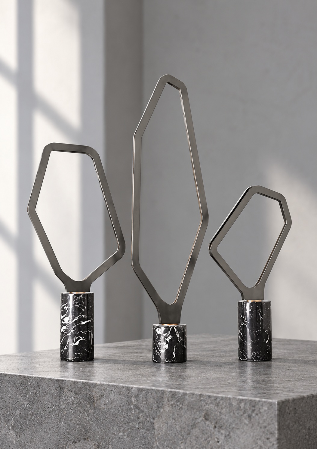 Trio de sculptures géométriques sur socles marbrés - vue 4