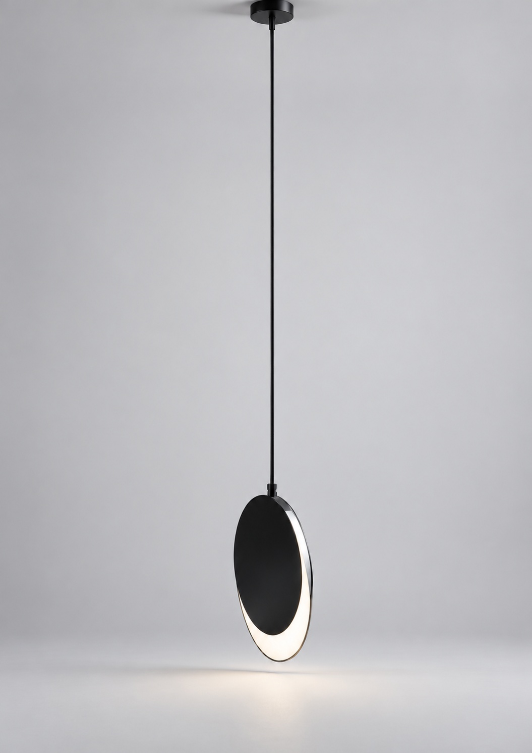 Suspension ovale noire à diffuseur en croissant - vue 4