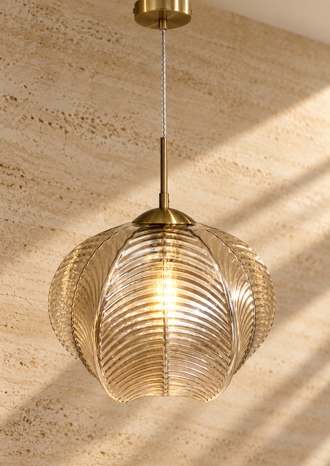 Suspension en verre ambré nervuré, finition dorée - vue 5