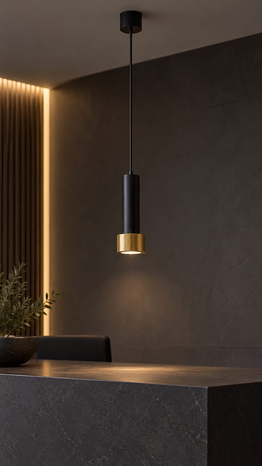 Suspension cylindrique noire et dorée - vue 2