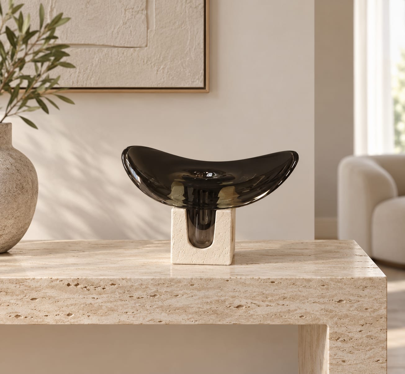 Coupe sculpturale noire sur socle clair - vue 2