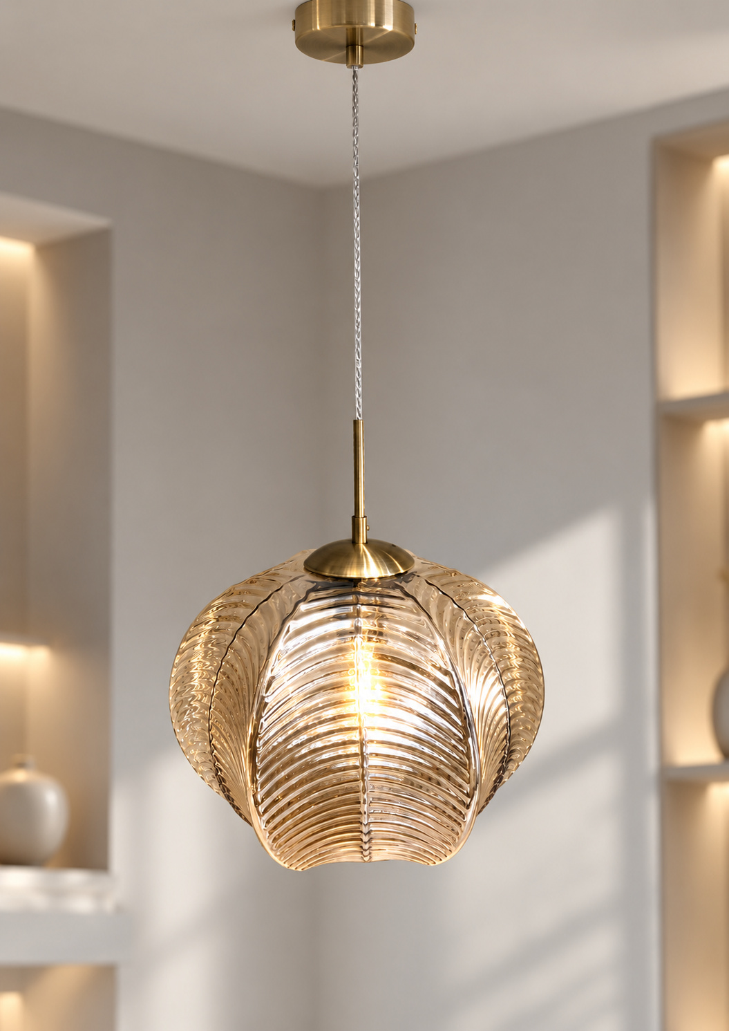 Suspension en verre ambré nervuré, finition dorée - vue 3