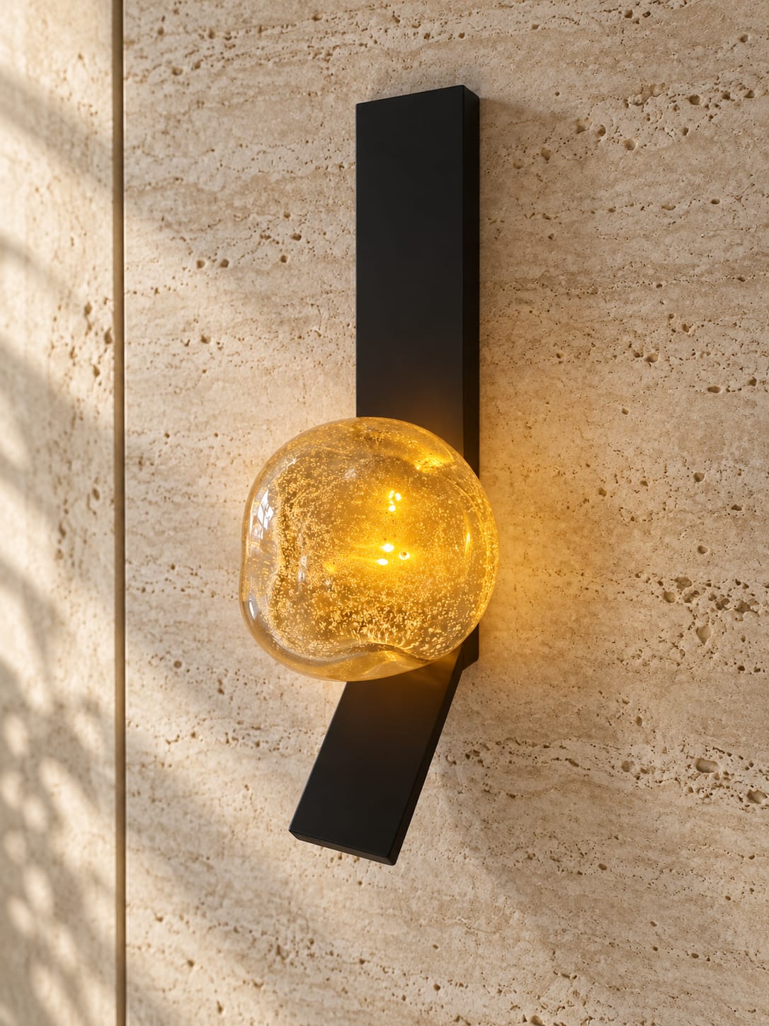 Applique murale noire à globe en verre bullé - vue 2