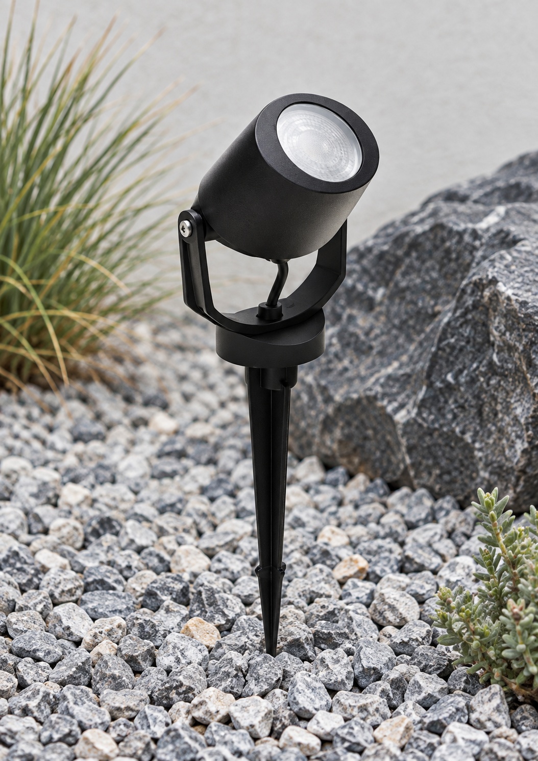 Spot de jardin orientable sur piquet noir - vue 4