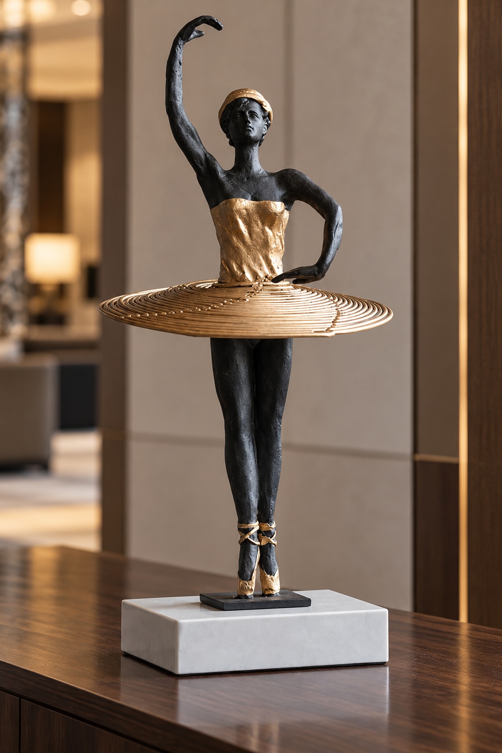 Sculpture ballerine noire et dorée sur socle - vue 5