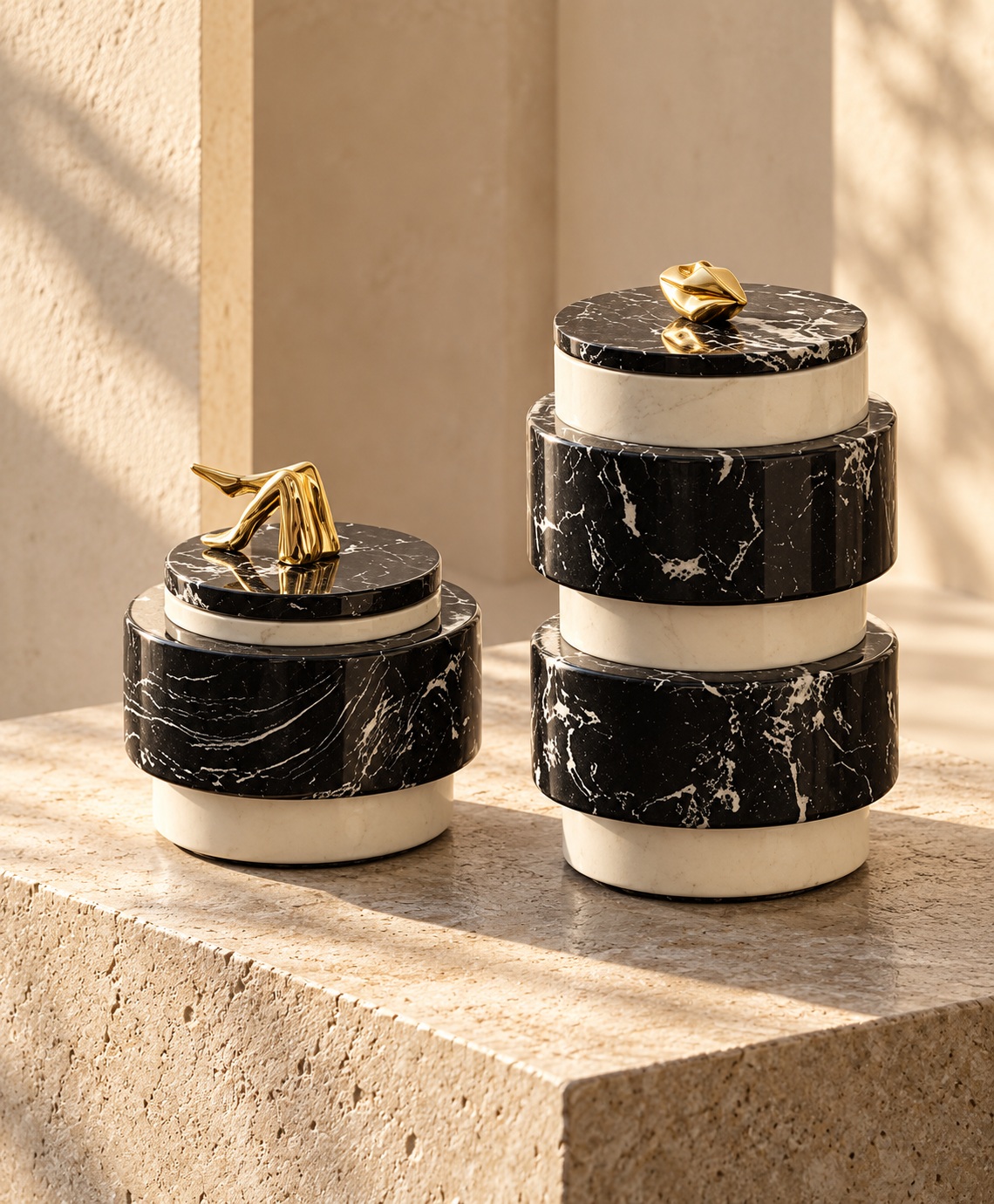 Pots décoratifs marbrés noir et ivoire à ornements dorés - vue 4