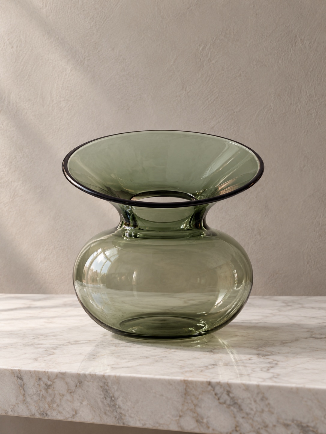 Grand vase sculptural en verre vert fumé - vue 3