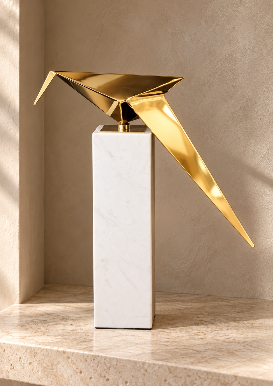 Sculpture oiseau origami doré sur socle blanc - vue 4