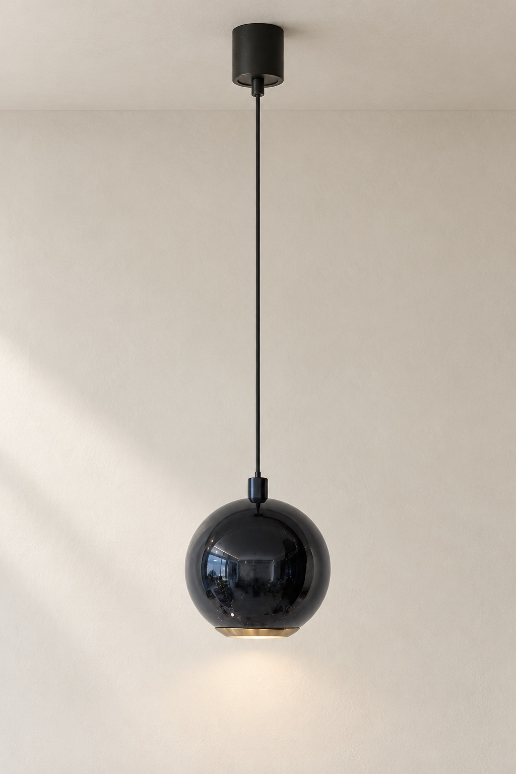 Suspension globe en verre fumé, détail doré - vue 5