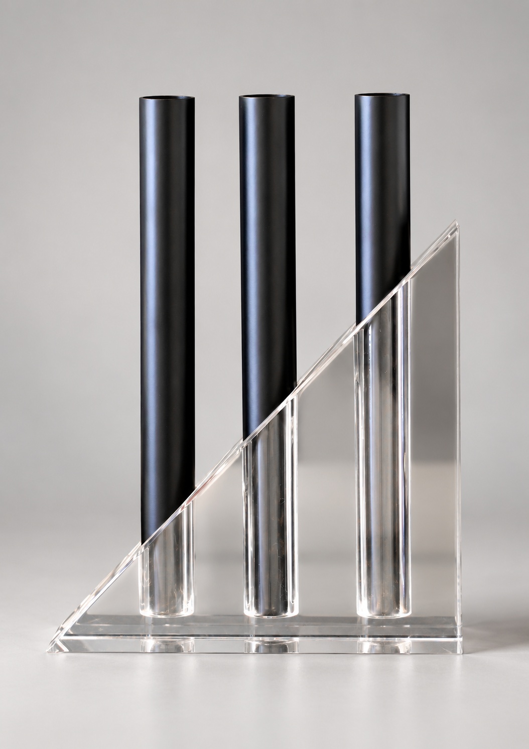 Objet décoratif à trois tubes noirs sur socle transparent - vue 4