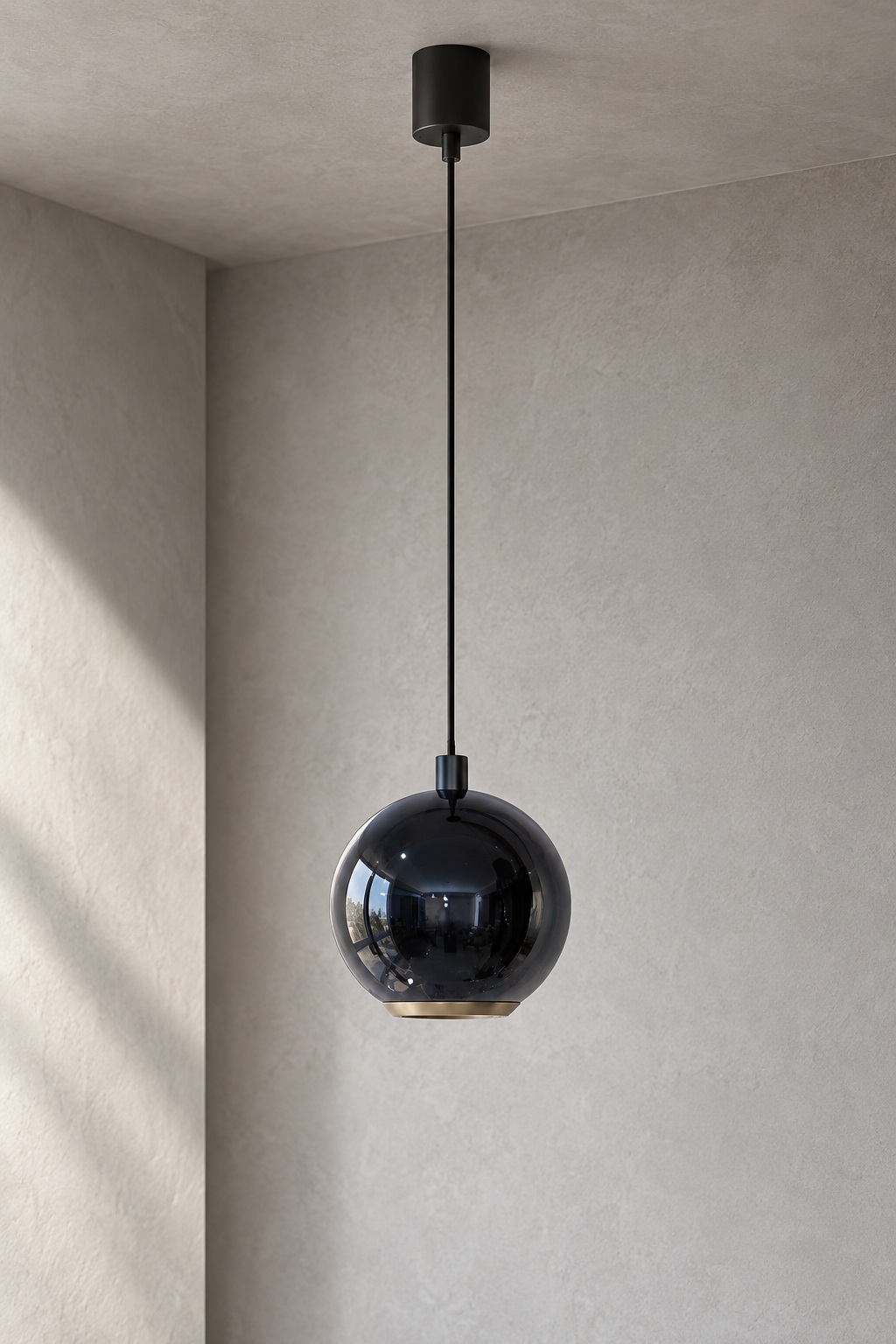 Suspension globe en verre fumé, détail doré - vue 2