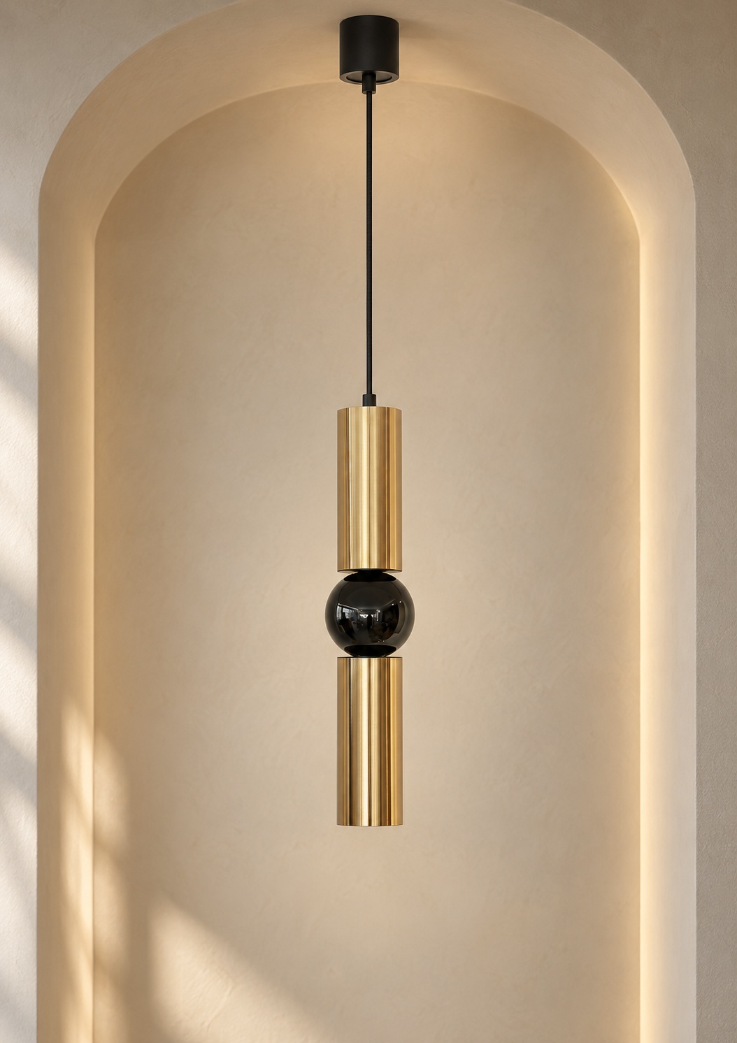 Suspension cylindrique dorée à sphère noire - vue 5