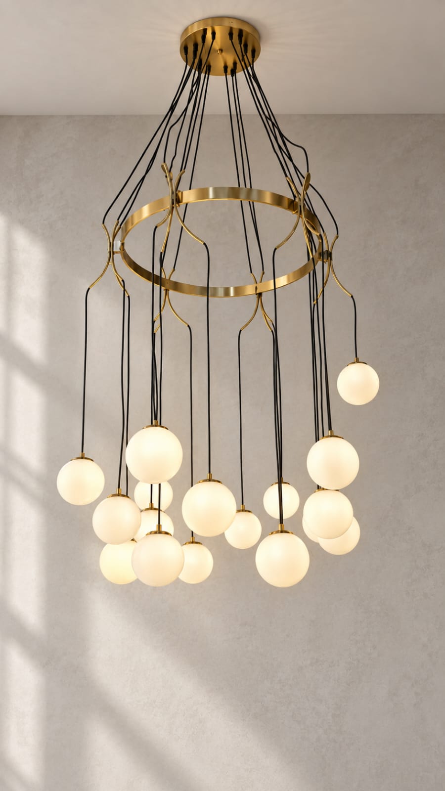 Lustre cascade à globes opalins, finition dorée - vue 5