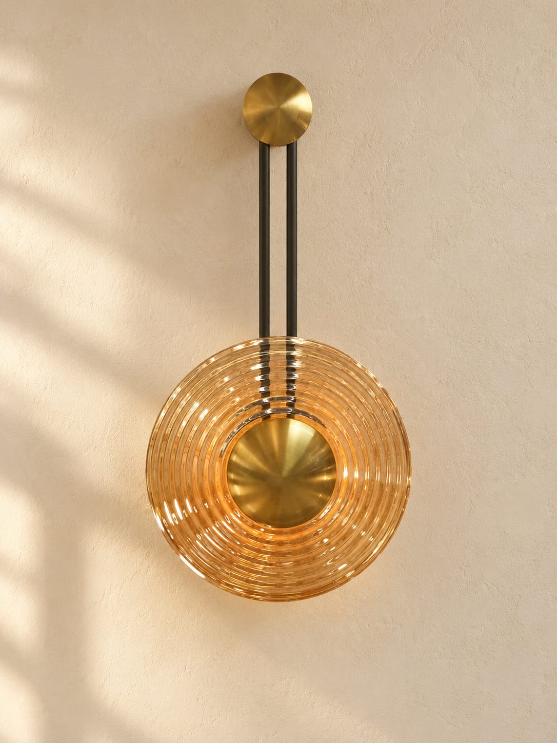 Applique  ronde en verre ambré et finition dorée - vue 3