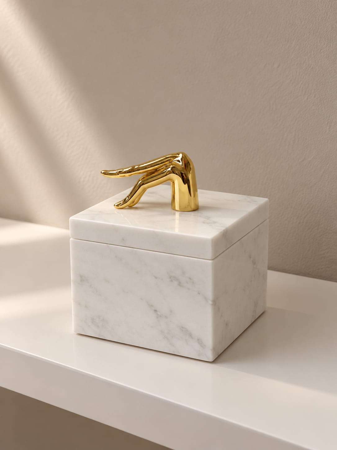 Boîte décorative effet marbre à poignée dorée - vue 5
