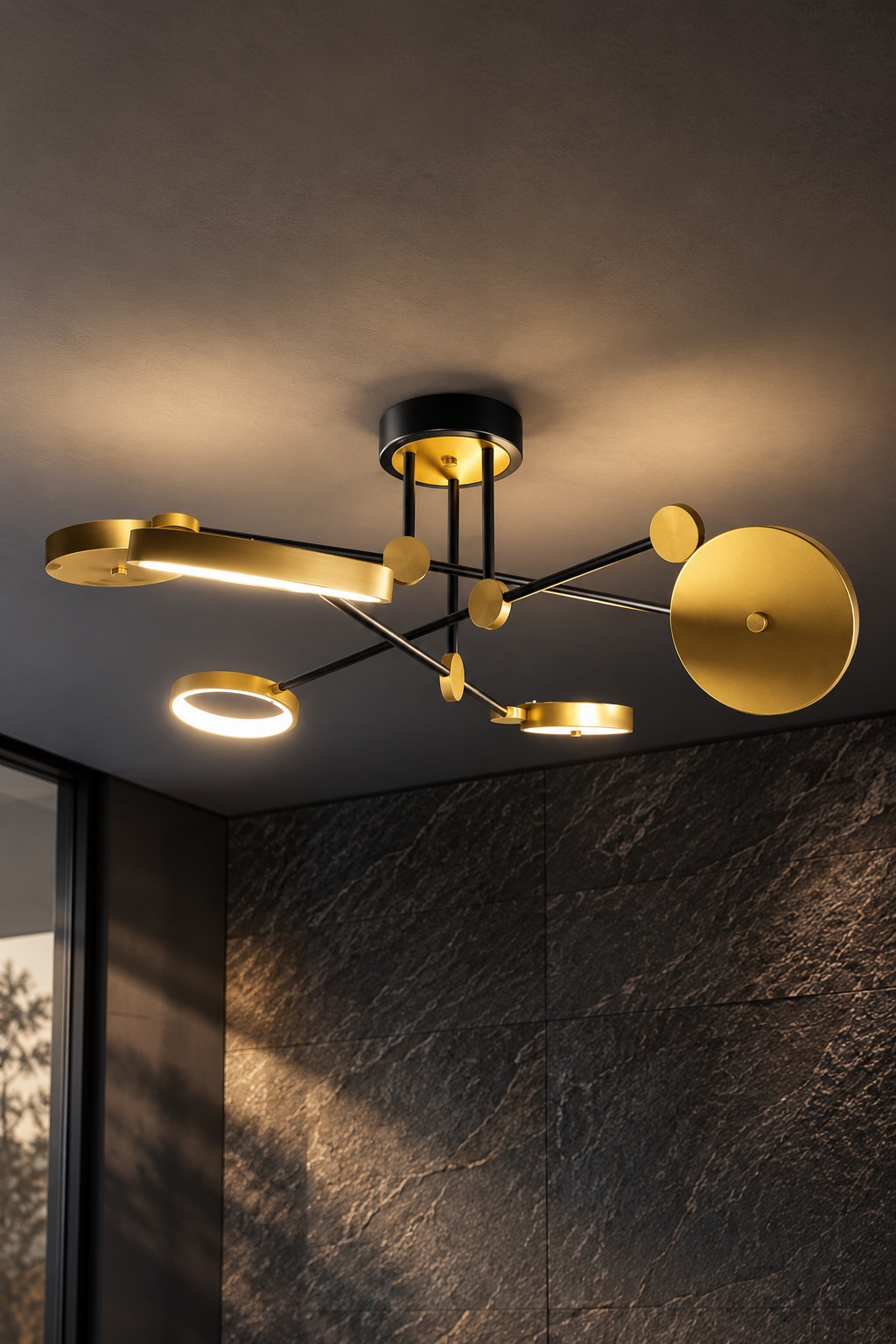 Lustre contemporain à disques noir et doré - vue 5