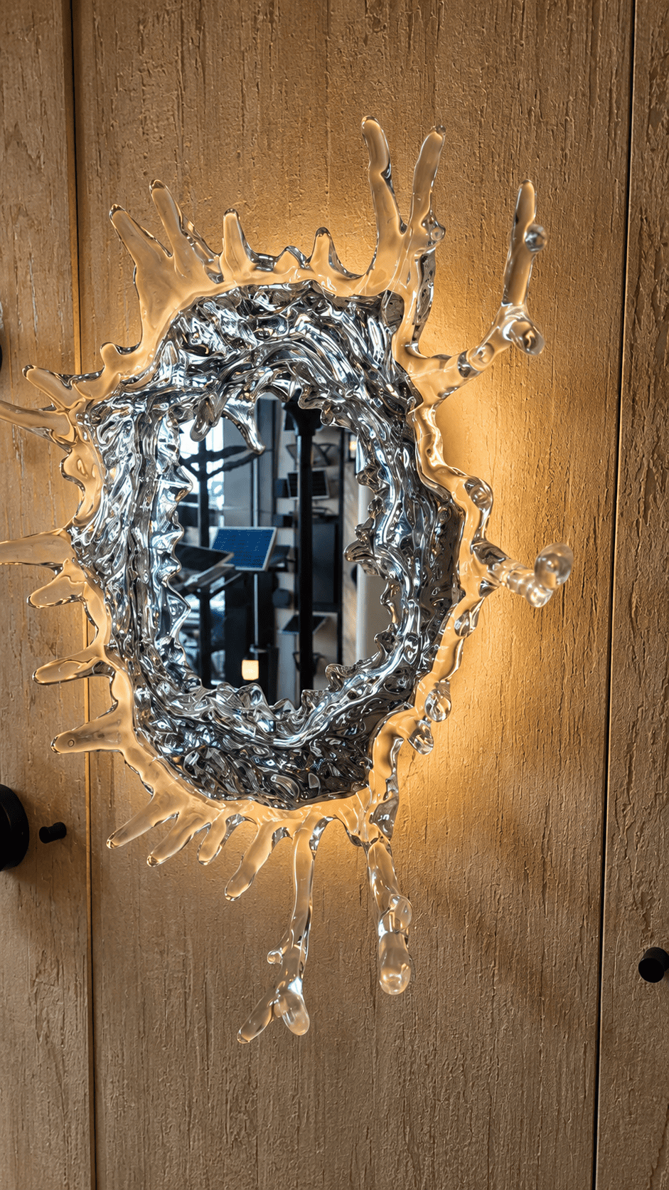 Miroir Mural Design "Éclat d'Eau" avec Éclairage LED Intégré