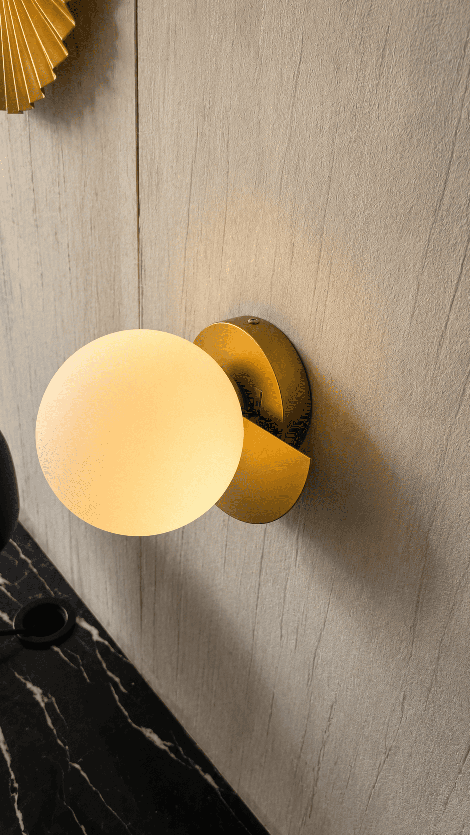 Orbe Doré avec Diffuseur en Verre Opale