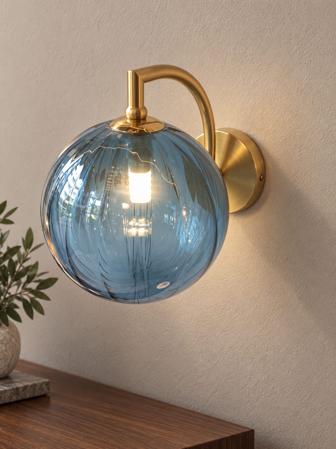 dorée à globe bleu