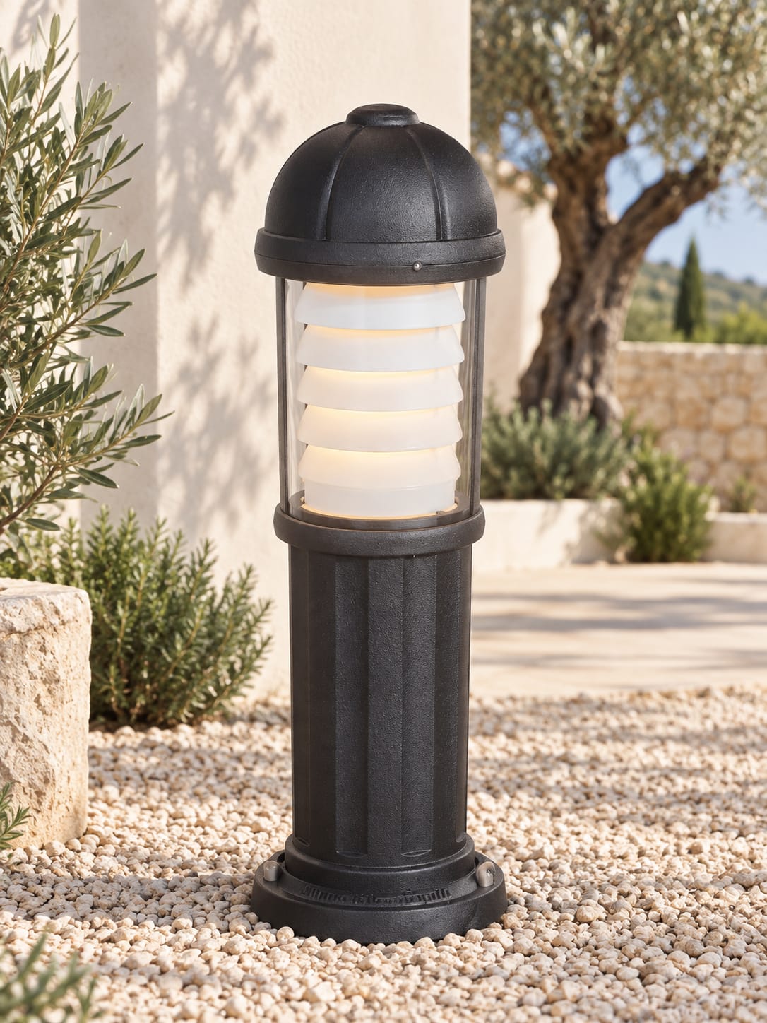Borne de jardin noire à dôme nervuré