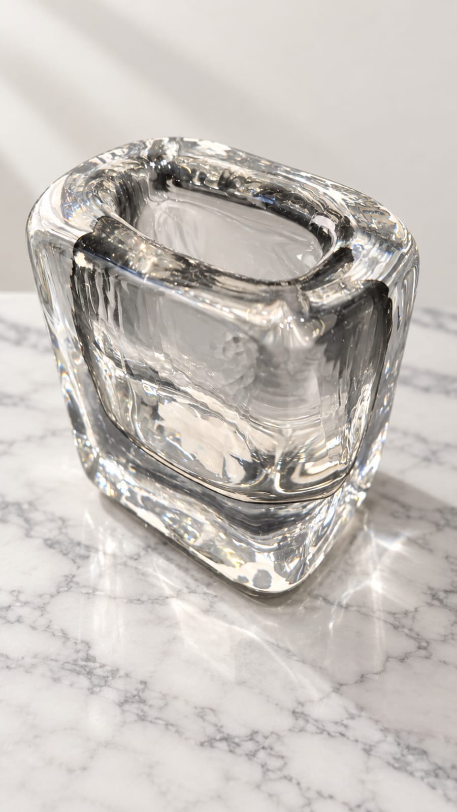 Vase sculptural en verre transparent