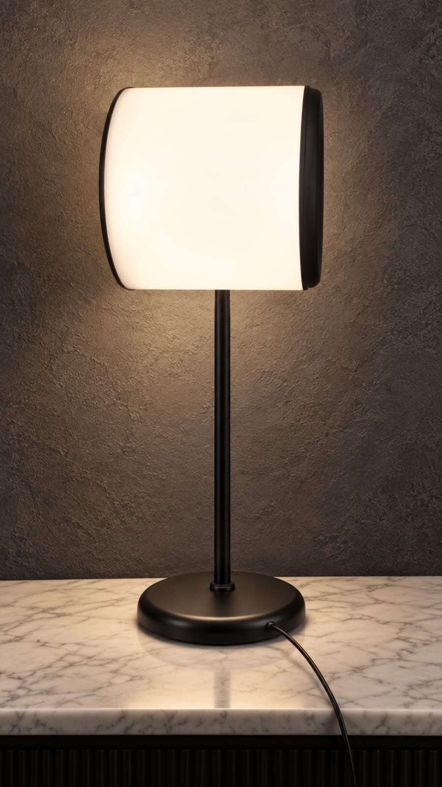 Lampe à poser noire à diffuseur galbé