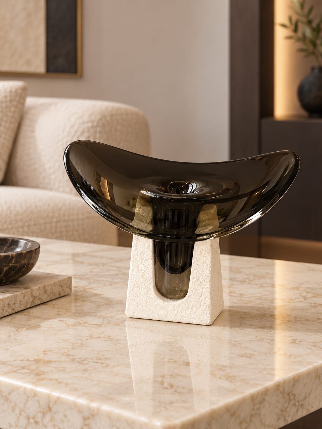 Coupe sculpturale noire sur socle clair