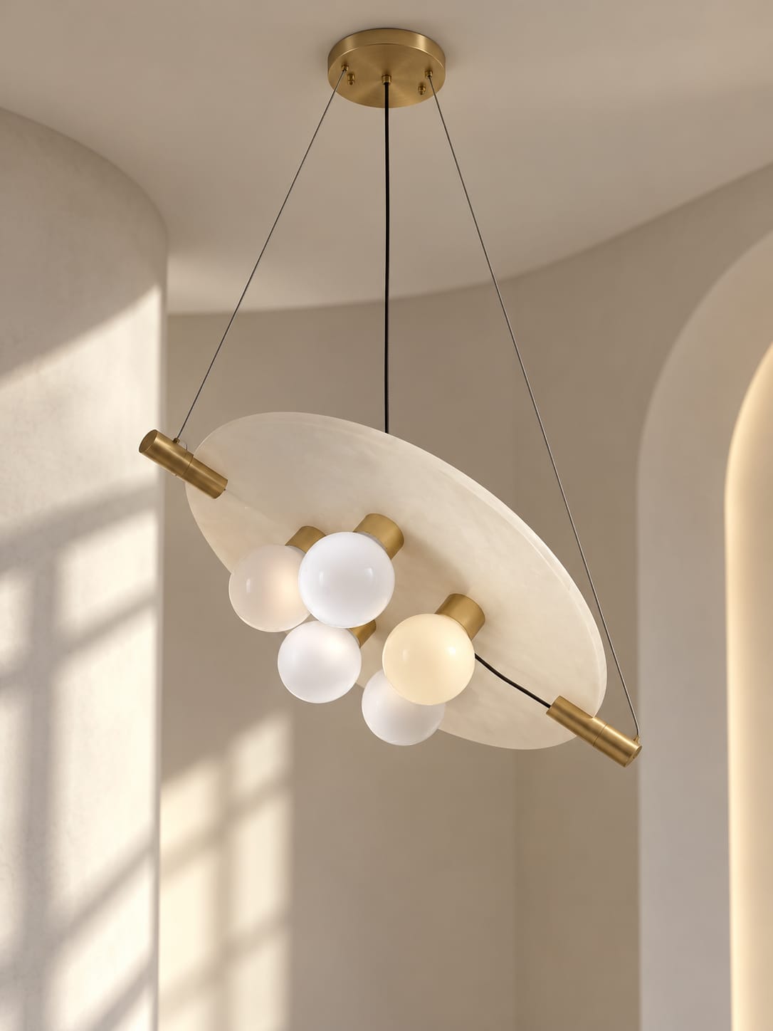 Suspension ovale à globes blancs