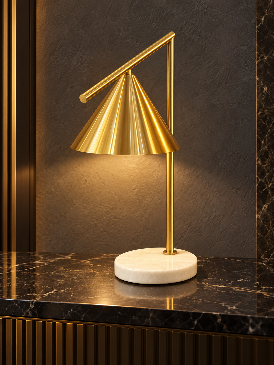 Lampe de table dorée à abat-jour conique