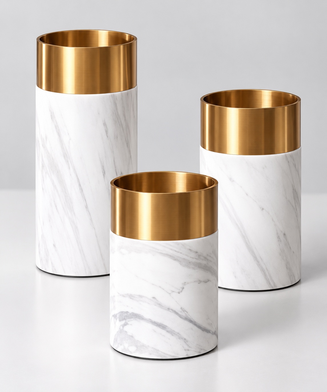 Vases cylindriques effet marbre blanc et doré