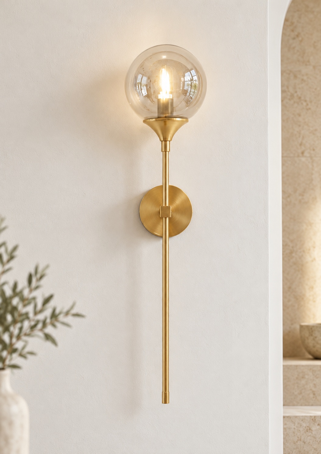 Applique murale dorée à globe transparent et tige élancée