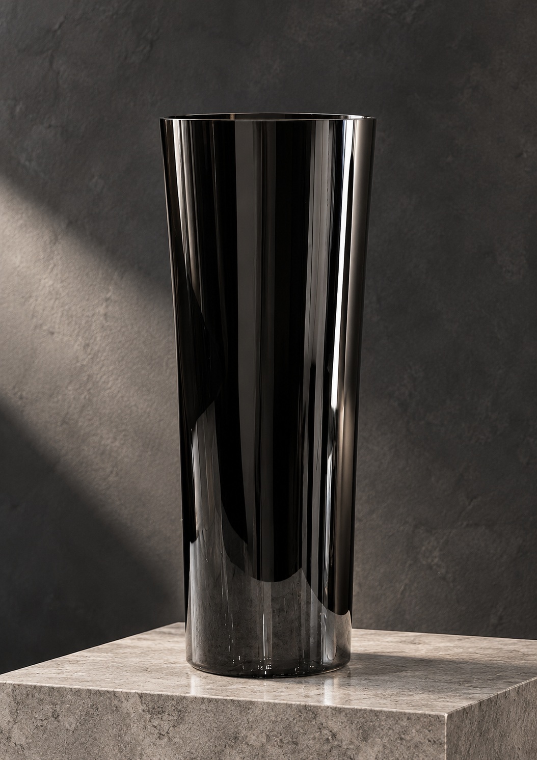 Vase décoratif élancé noir effet miroir