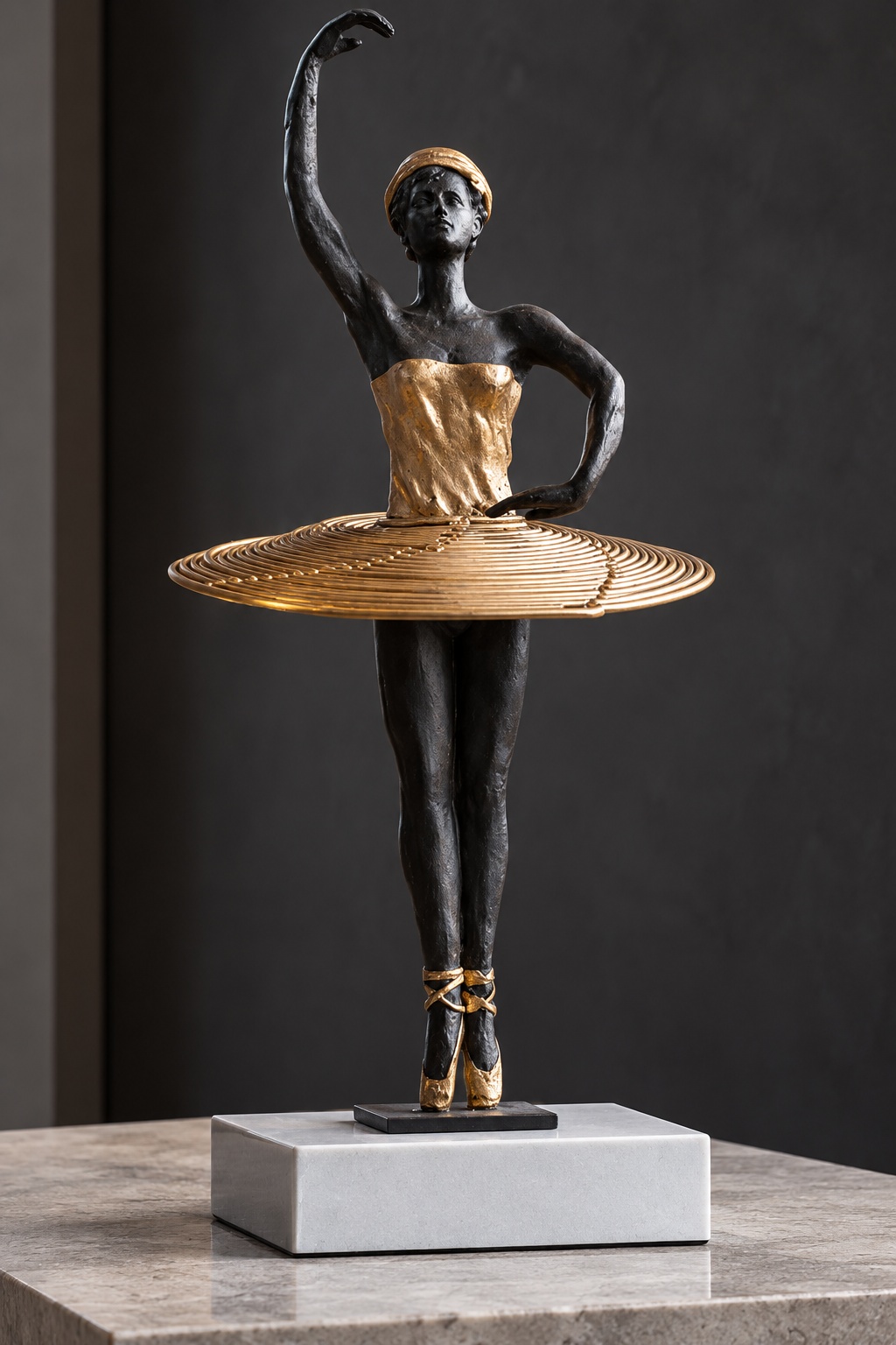 Sculpture ballerine noire et dorée sur socle