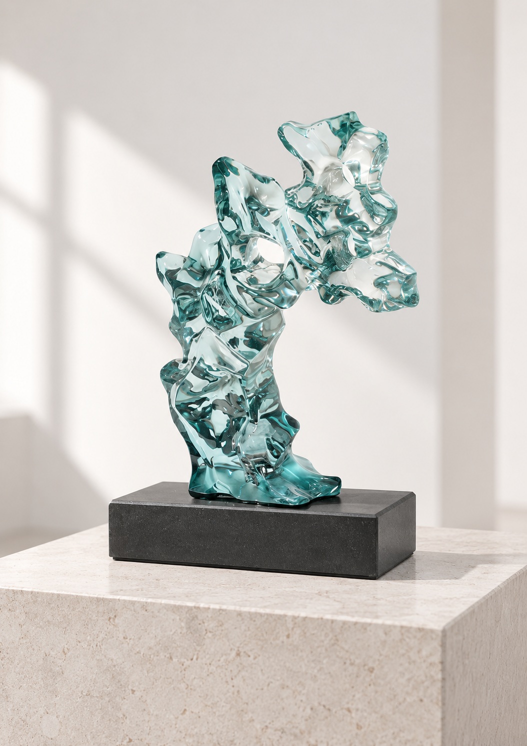 Sculpture abstraite aqua sur socle noir