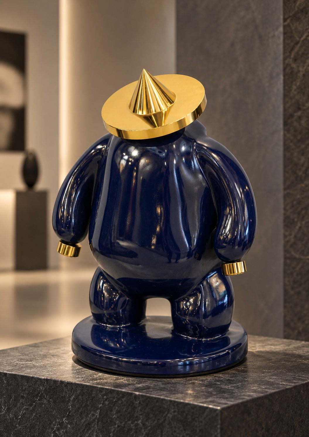 Sculpture décorative bleu nuit au chapeau doré