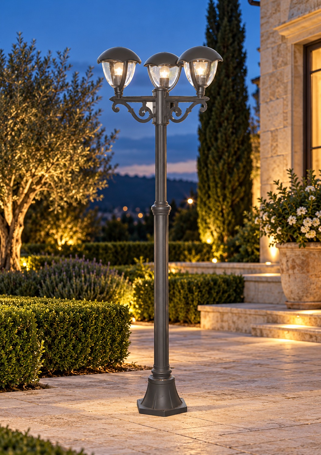 Poteau de jardin anthracite à trois lanternes