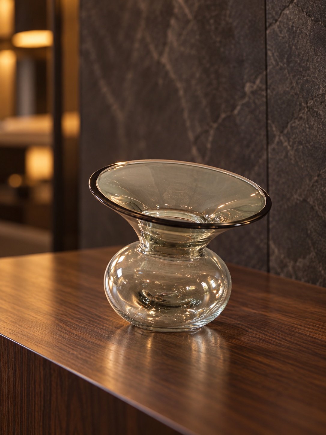 Petit vase sculptural en verre gris fumé
