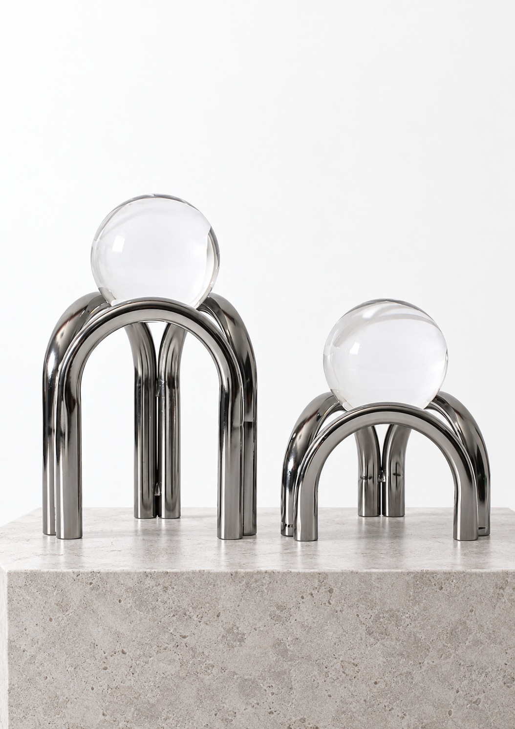 Duo de sculptures Arches chromées et sphères transparentes