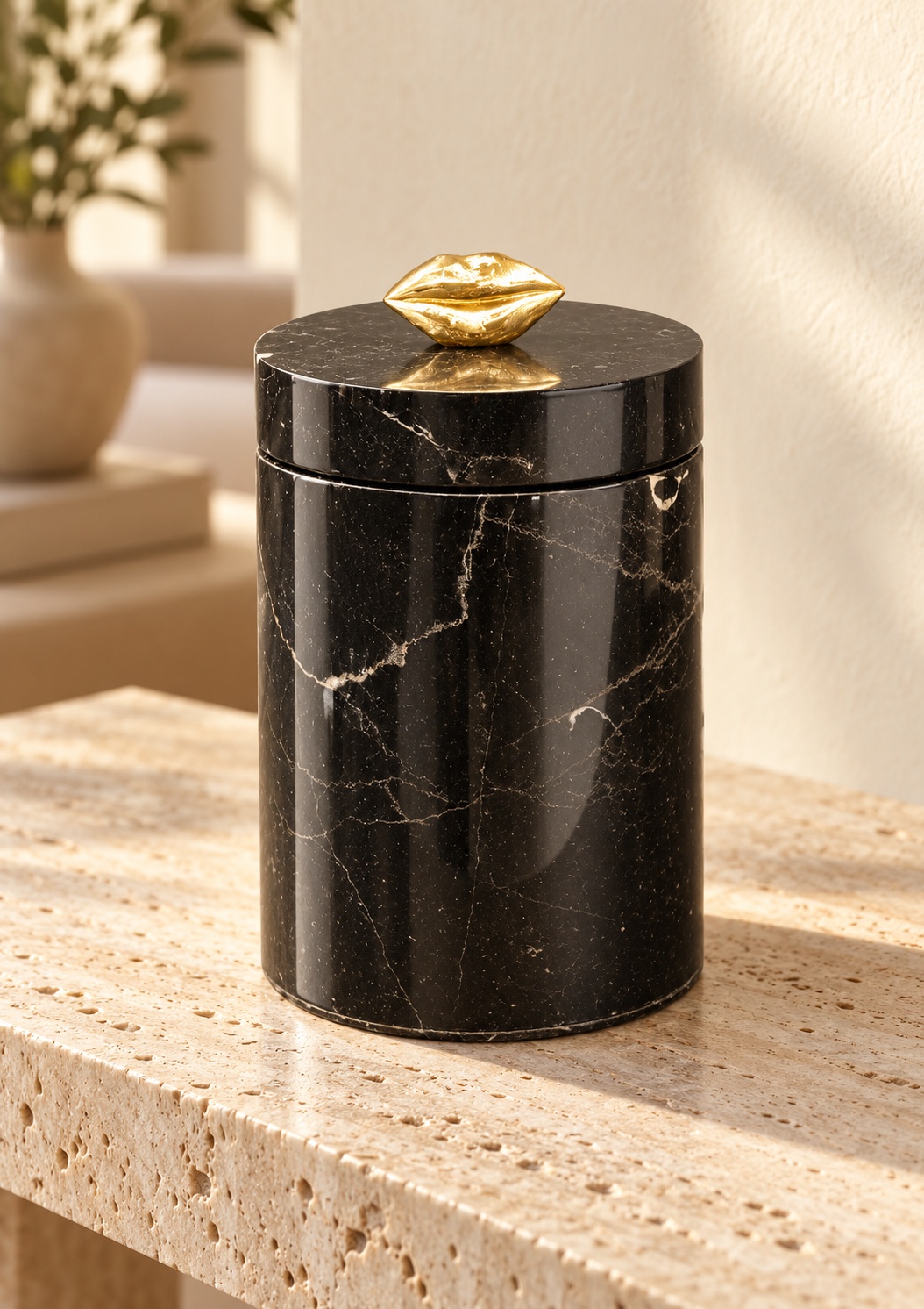 Boîte décorative noire effet marbre aux lèvres dorées