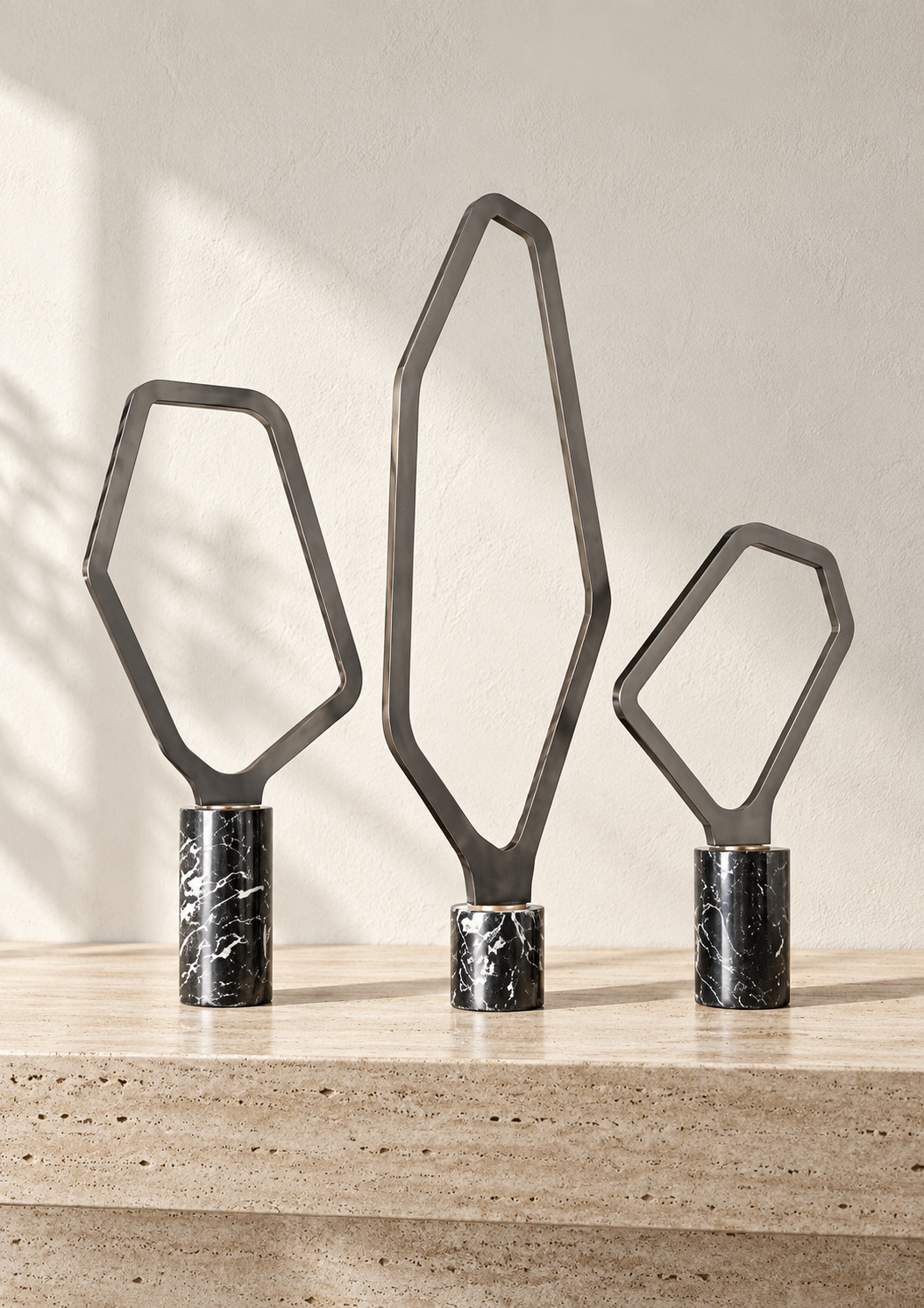 Trio de sculptures géométriques sur socles marbrés