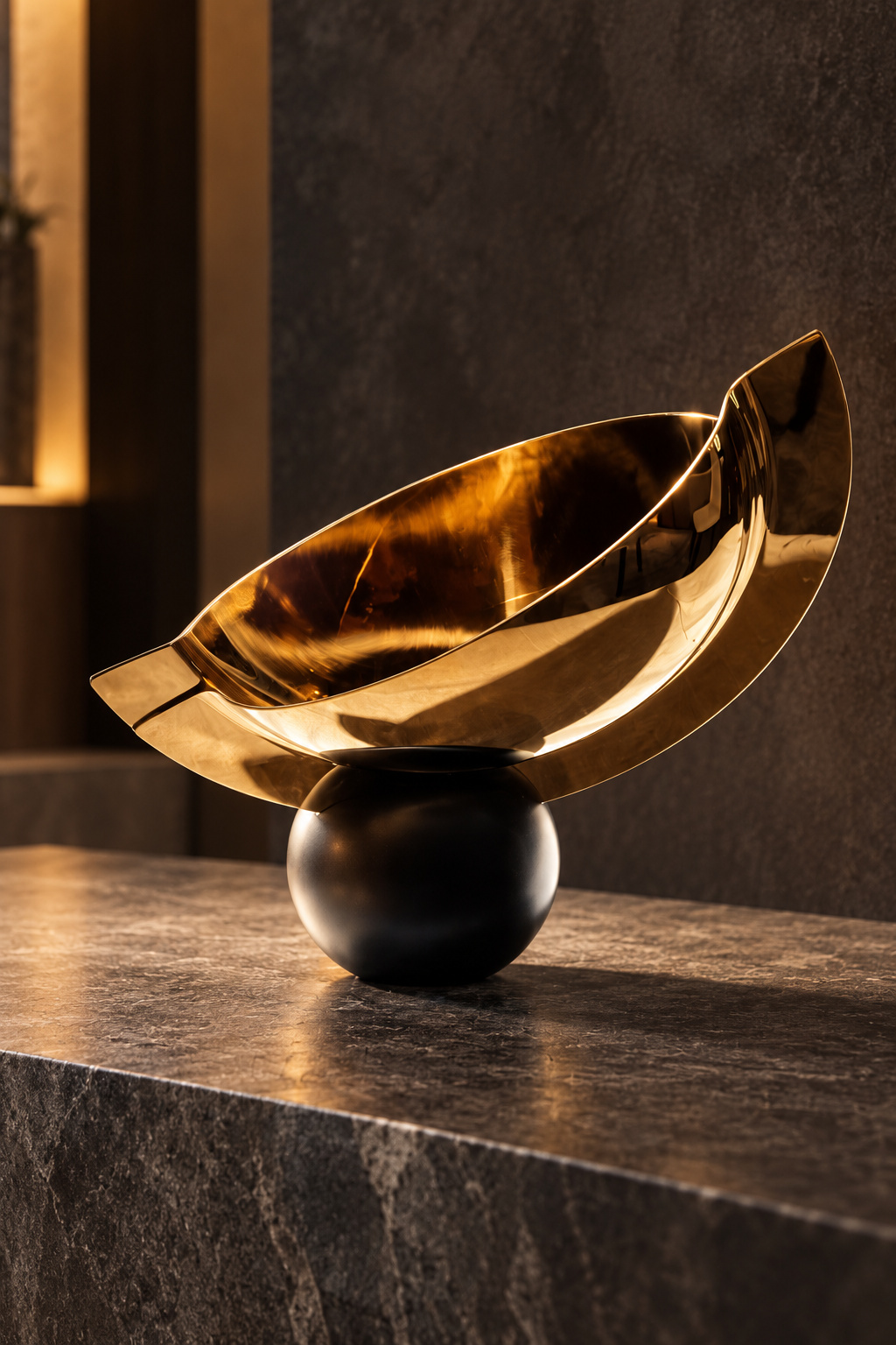 Coupe décorative asymétrique dorée sur socle noir