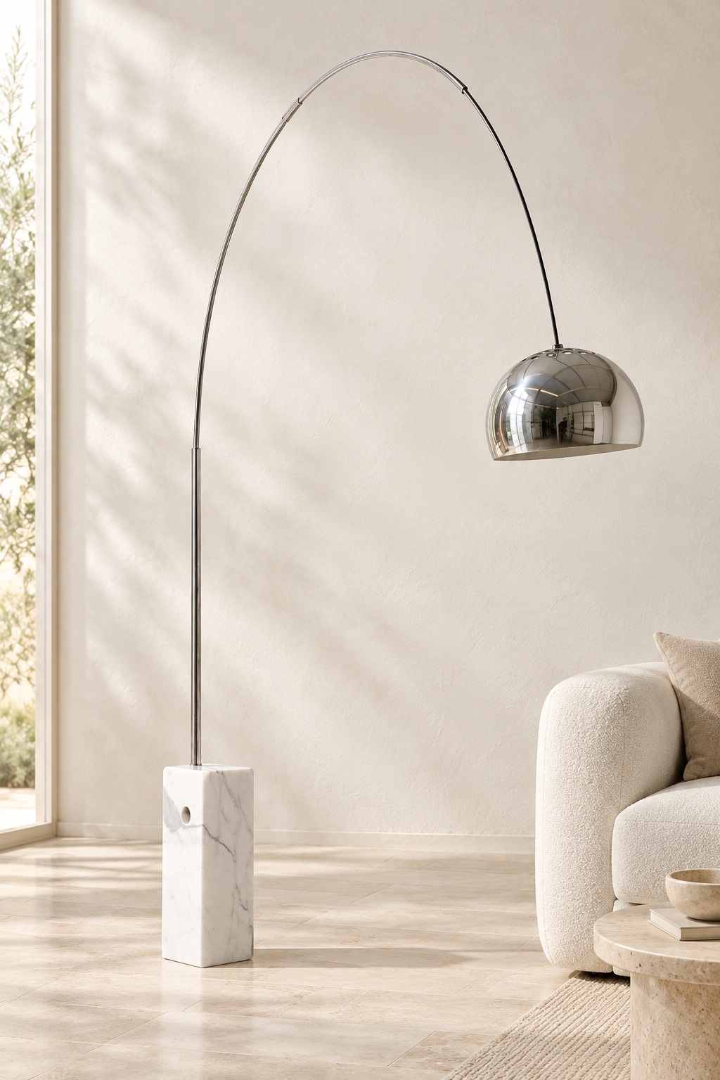 Lampadaire arqué chromé à socle blanc veiné