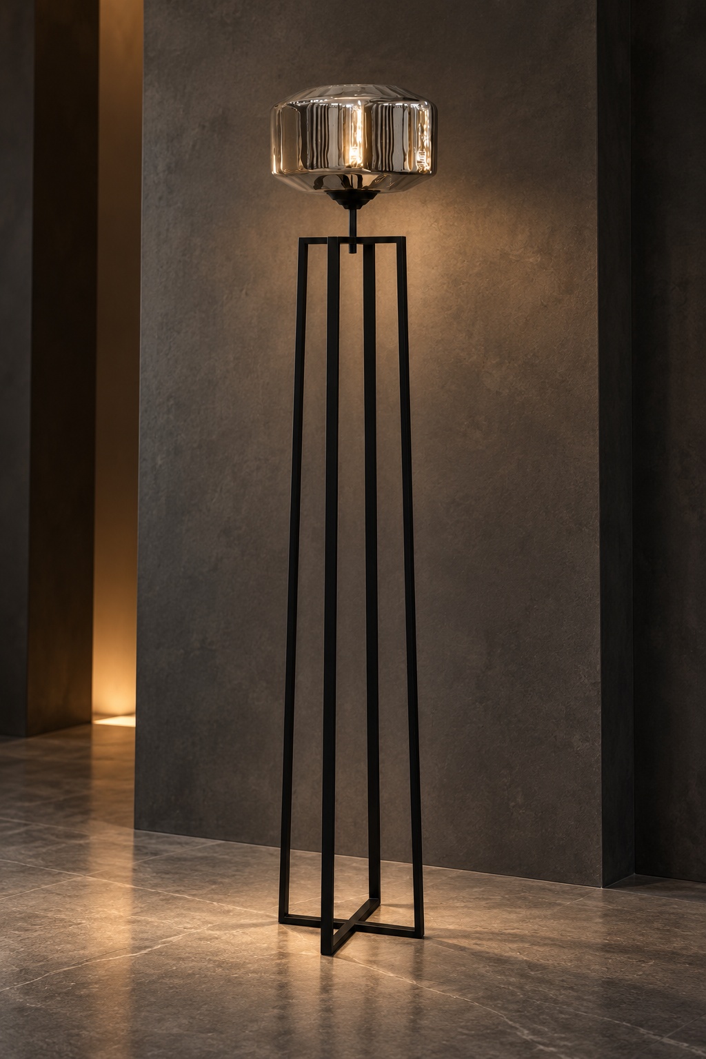 Lampadaire noir géométrique à abat-jour fumé