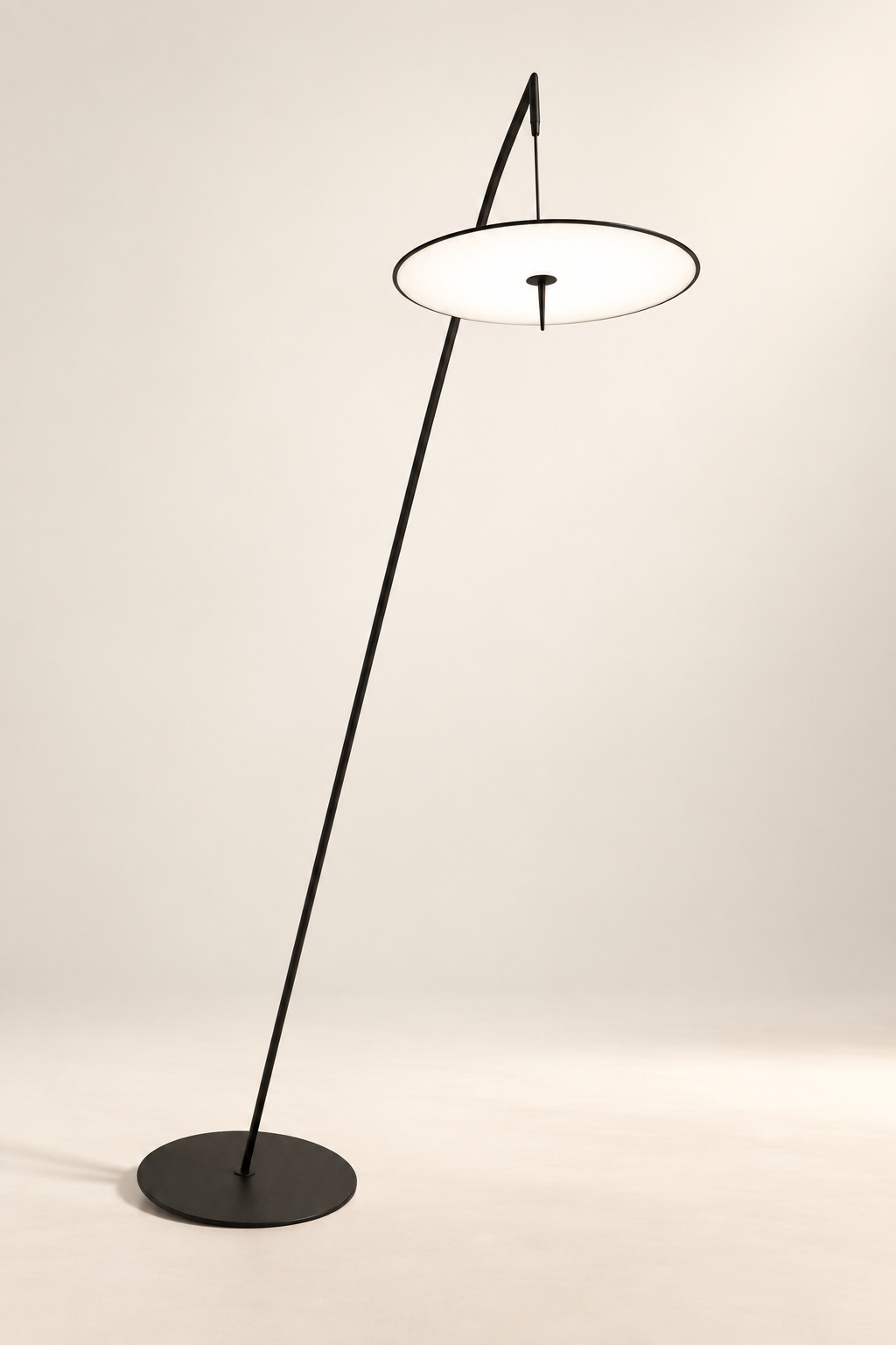 Lampadaire noir à disque lumineux suspendu